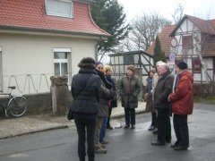 An der steinernen Turmschwelle - Rest vom Bau der seit ueber 200 Jahren zerfallenen mittelalterlichen Kirche Der Wind ist eisig.jpg